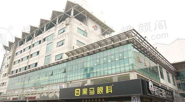 **800度近视+散光，做完金雕飞秒后：再也不用贴镜子化妆，后悔没早做！**